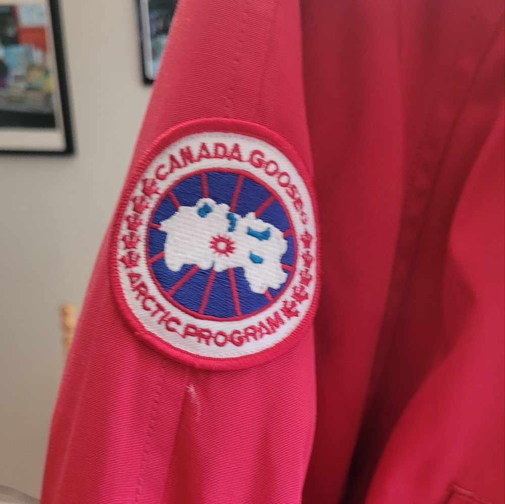 Canada Goose Bomber. Size M. Red. Excellent condition. Thick full down. - Picture 6 of 16